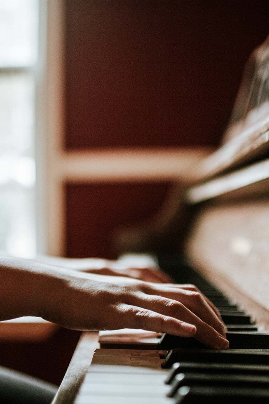 hands playing piano